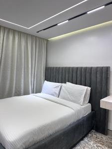 En eller flere senge i et værelse på LUX HOMES&CaR RENTALS