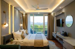 een hotelkamer met een bed en een balkon bij Sukoon by the Ganges - A unit of Perfectstayz in Haridwār +62 foto's