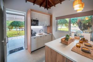 uma cozinha com um balcão e uma grande janela em EPTA Houses em Marmari