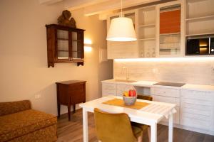 een keuken met een tafel en een eetkamer bij Country House Il Vecchio Ippocastano Adults only in Cascia