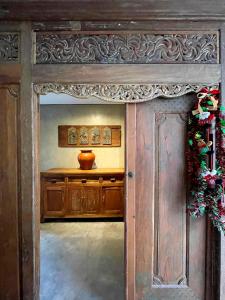 een keuken met een houten kast met daarop een kom bij Victory Beloved House Sanur Private Rooms Villa Bali in Sanur