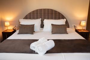 een slaapkamer met een groot bed met handdoeken erop bij Country House Il Vecchio Ippocastano Adults only in Cascia +75 foto's