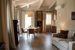 een woonkamer met een tafel en een bank bij Country House Il Vecchio Ippocastano Adults only in Cascia