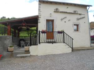 Casa blanca con puerta y balcón en Gîte La Lieutenance, en Saint-Pourçain-sur-Sioule