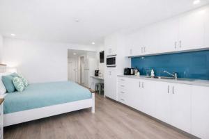 Køkken eller tekøkken på Modern Oceanview Studio Apartment at Aquarius