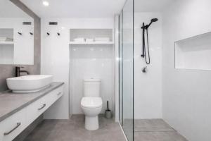 Et badeværelse på Modern Oceanview Studio Apartment at Aquarius