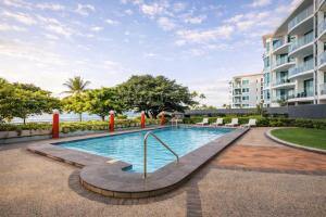 Swimmingpoolen hos eller tæt på Modern Oceanview Studio Apartment at Aquarius