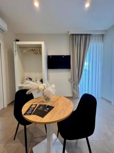 Un comedor con una mesa y dos sillas. en Philip Royal, en Nápoles