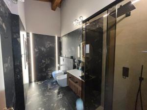 Ένα μπάνιο στο Suite Deluxe Appartaments Black