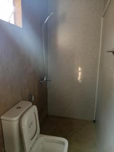 een badkamer met een toilet en een douchecabine bij Airport Transit Motel in Katunayaka +18 foto's