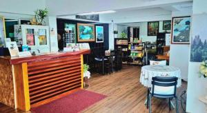 ein Laden mit Theke, Tisch und Stühlen in der Unterkunft Hotel De Ratt Phuket in Ban Laem Hin