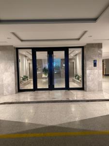 eine leere Lobby mit Fenstern in einem Gebäude in der Unterkunft مارينا بلس 2 in Dschidda