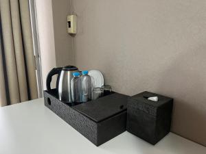 un plateau noir avec des bouteilles et une boîte dans l'établissement Neels&Bill's Apartment, à Bangkok 9 autres photos