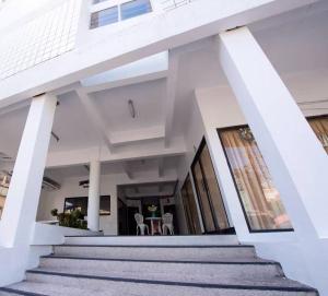 un escalier menant à l'avant d'une maison dans l'établissement Neels&Bill's Apartment, à Bangkok