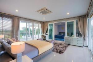 Телевизор и/или развлекательный центр в Platinum Pool Villa