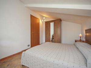 Giường trong phòng chung tại Spacious home surrounded by nature