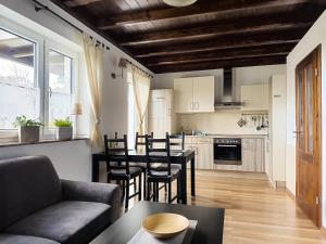 eine Küche und ein Wohnzimmer mit Tisch und Stühlen in der Unterkunft Ferienhaus Kaiserhof in Markkleeberg