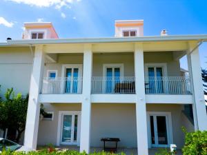 een wit gebouw met een balkon bij Villa Miranda in Ortona