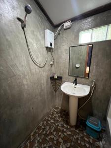 ein Badezimmer mit Waschbecken und Dusche in der Unterkunft Siargao Tropic Hostel in General Luna