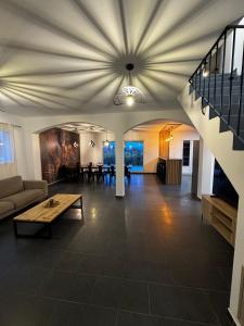 ein Wohnzimmer mit Sofa und Tisch in der Unterkunft Villa Pampa Aix-en-Provence in Aix-en-Provence