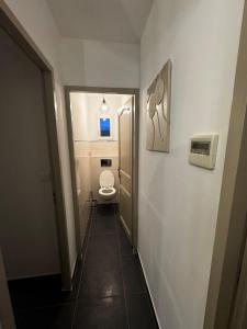 ein kleines Bad mit WC auf dem Flur in der Unterkunft Villa Pampa Aix-en-Provence in Aix-en-Provence
