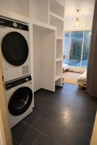 eine Waschküche mit Waschmaschine und Trockner in der Unterkunft Villa Pampa Aix-en-Provence in Aix-en-Provence + 21 Fotos
