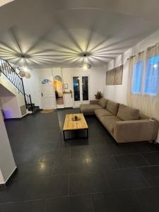 ein Wohnzimmer mit Sofa und Tisch in der Unterkunft Villa Pampa Aix-en-Provence in Aix-en-Provence