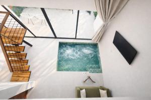 een kamer met een groot raam en een trap bij Sumba Luxury Cottages Pool & Jacuzzi in Ko Pha Ngan