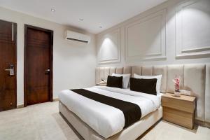 En eller flere senge i et værelse på HOTEL O ELVILLA