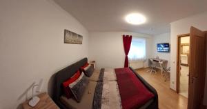 una camera da letto con un letto in una stanza di Rhein-Lahn Auszeit a Lahnstein