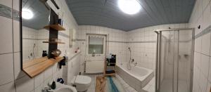 un bagno con vasca, WC e lavandino di Rhein-Lahn Auszeit a Lahnstein