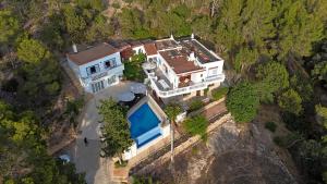 een luchtzicht op een huis op een klif bij Villa Cala Xuclar in Portinatx