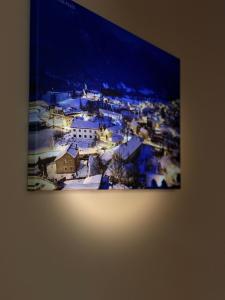 una vista de una ciudad de noche en La Casucha, en Caboalles de Abajo