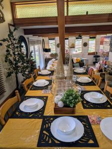 een lange tafel met borden en borden erop bij Lighthouse Lodge in Devonport