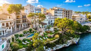 een luchtfoto van een stad met gebouwen bij Villa Cala Figuera in Santanyi