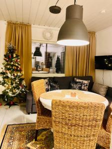 un soggiorno con albero di Natale, tavolo e sedie di Villa Oinas a Tervola