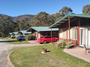 霍尔斯加普Halls Gap Valley Lodges的一辆红色汽车停在一栋建筑物前 更多12张照片