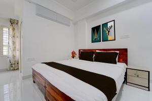 Postel nebo postele na pokoji v ubytování Collection O Kulathoor TechnoparkFormerly United Mansions