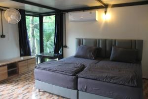 En eller flere senge i et værelse på Summer Club2 Hostel and Cafe Aonang