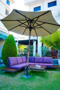 Κήπος έξω από το Hotel Harmika