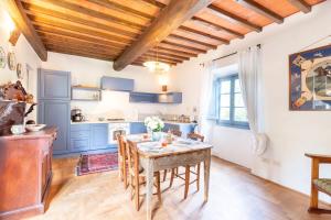 Nhà bếp/bếp nhỏ tại Cavato Il Capriolo - Fabulous Homes Design +24 ảnh