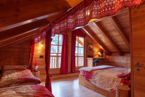 En eller flere senge i et værelse på Chalet Canedi - Maso dei Cuori + 33 billeder