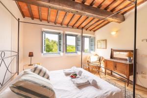 Giường trong phòng chung tại Cavato Il Capriolo - Fabulous Homes Design