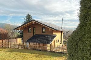 Nespecifikovaný výhled na hory nebo výhled na hory při pohledu z chaty