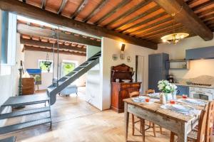 Khu vực ghế ngồi tại Cavato Il Capriolo - Fabulous Homes Design