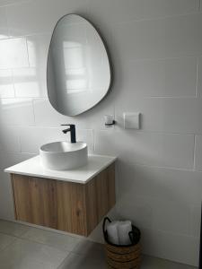 Et badeværelse på The Spear Guest Lodge