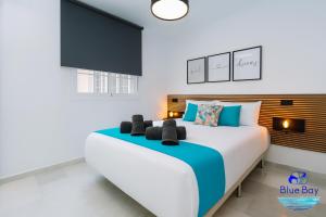 En eller flere senge i et værelse på Breakfast at Tiffanys + 36 billeder