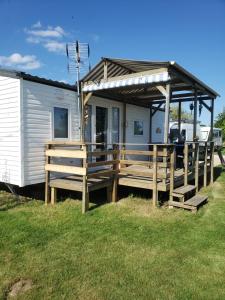 Mobilheim mit einer Veranda und einem Pavillon in der Unterkunft l Aire Tranquille in Hamtelle + 4 Fotos