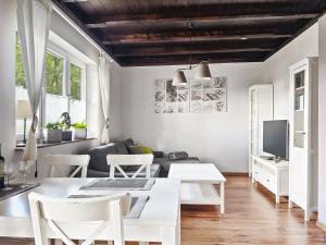 een woonkamer met een witte tafel en een bank bij Ferienhaus Kaiserhof in Markkleeberg