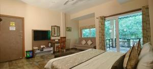 TV a/nebo společenská místnost v ubytování Orchids Jungle Camp